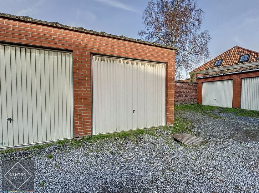 Garage op wandelafstand van de Grote Markt van Roeselare!<br />
<br />
Opmerkingen:<br />
- Onmiddellijk vrij.<br />
- Geen syndickosten.<br />
- Afge
