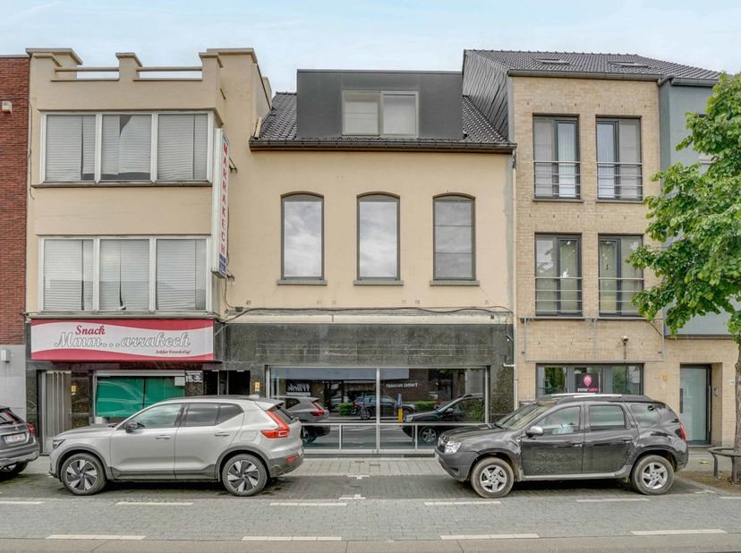 Ce commerce situé à Hasselt avec une superficie de ±130 m² bénéficie d’un emplacement stratégique le long d’un axe majeur menant au centre-ville. Situ