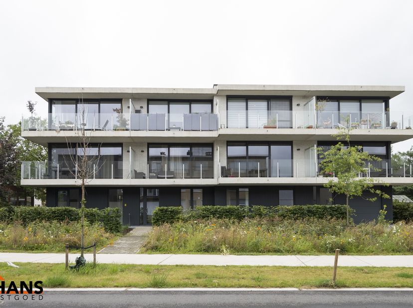 Dit gunstig gelegen en modern appartement is gelegen op de eerste verdieping met lift. <br />
Het omvat een inkomhal, 2 slaapkamers, berging, een inge