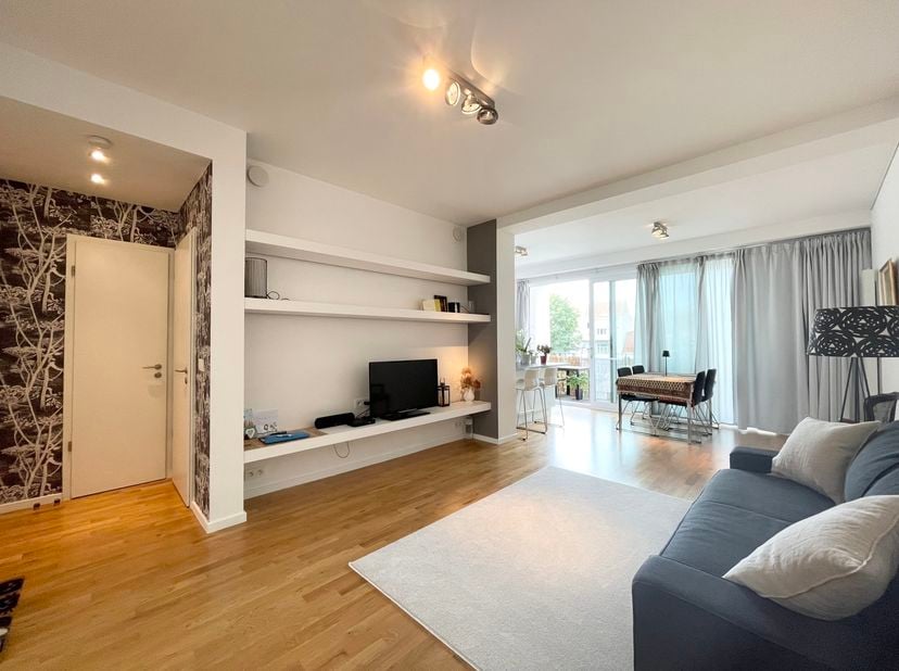 ETTERBEEK, à proximité des Institutions Européennes (métro et gare de Schuman). Bel APPARTEMENT MEUBLE(1ch/1sdb) de 70 m² avec terrasse . Situé au 2èm