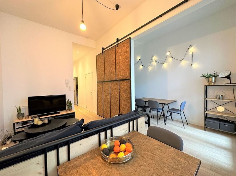 Aménagement : hall d'entrée, espace de vie avec cuisine ouverte, pièce fermant à clé dans l'espace de vie, débarras, salle de bains, chambre à coucher