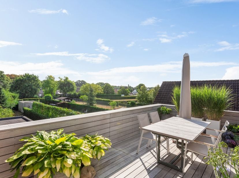 Dit verzorgde duplex-appartement weet meteen te overtuigen door zijn warme uitstraling, kwalitatieve afwerking en aangename gevoel van ruimte. De door
