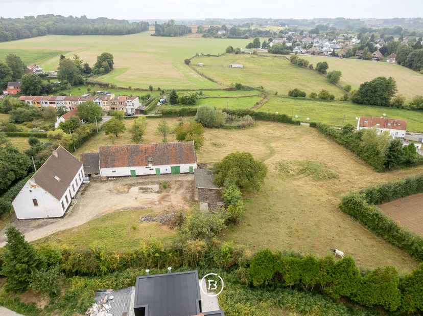 Aan de zuidflank van Wemmel, op de grens tussen stad en stilte, ligt een plek die nog ademt wat ooit was: het Ronkelhof. Verspreid over ruim één hecta