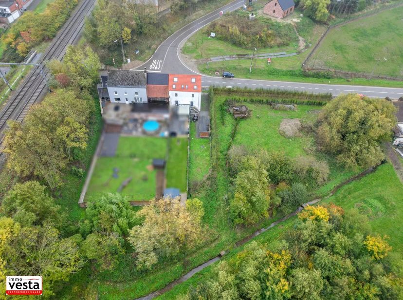 Weldra meer foto's.<br />
Deze woning ligt op een rustige invalsweg naar Montenaken. Hierdoor is er nog steeds een goede bereikbaarheid naar Landen, S