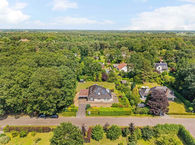 Deze instapklare goed onderhouden woning is gelegen in een groene residentiële wijk op een perceel van +/- 1.643m².<br />
De woning dateert van 2006 e