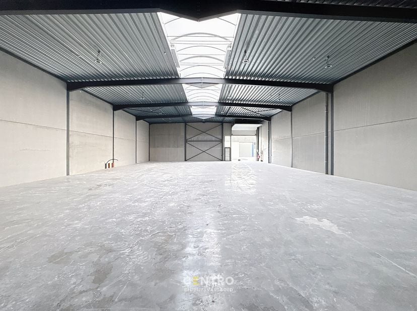 AFWERKING:&amp;nbsp;<br />
<br />
	Stalen constructie, afgewerkt met lasprimer en all meta coating.<br />
	Geïsoleerde (10cm PIR) gladde betonpanelen.<br