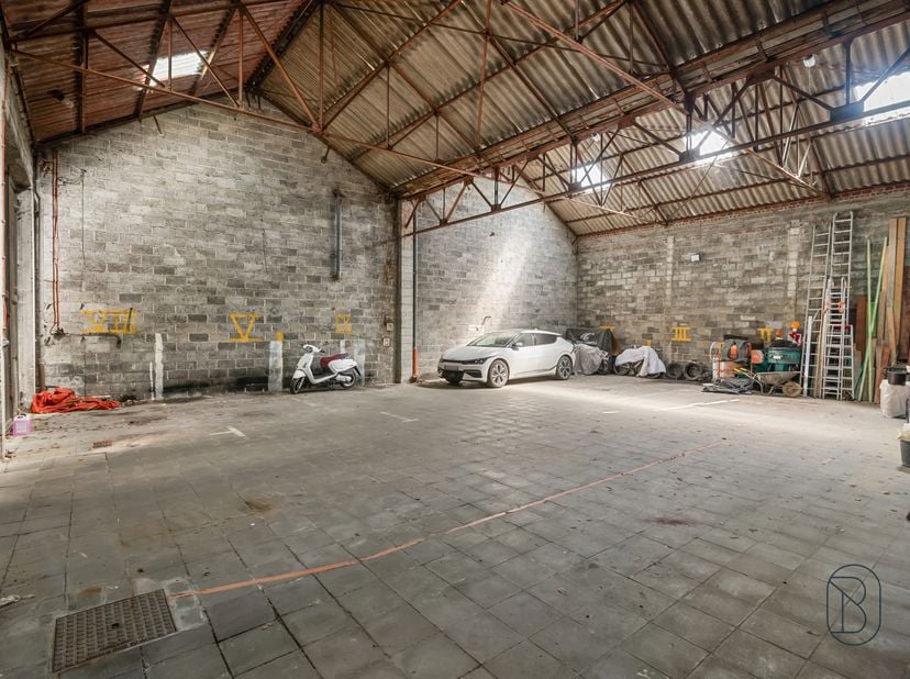 ENTREPÔT + JARDIN DE 360 m² AU TOTAL – OPPORTUNITÉ RARE À LEUZE<br />
<br />
Vous recherchez un espace pour développer votre activité, stocker votre m