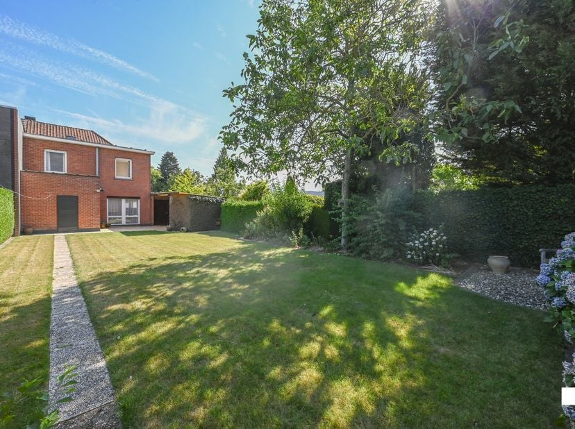 Deze gezinswoning uit 1962 is gelegen in de zeer gegeerde Sint-Rafaëlswijk en beschikt over een bewoonbare oppervlakte van 173 m² (volgens EPC-attest)