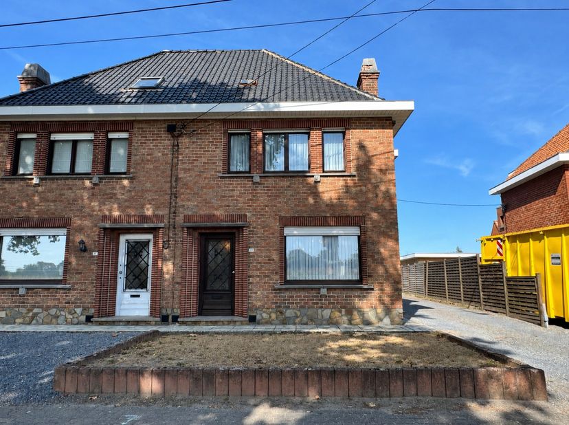 In De Dreve, vlak bij het centrum van Olsene, bevindt zich deze goed onderhouden halfopen bebouwing. De woning geniet van een centrale ligging tussen