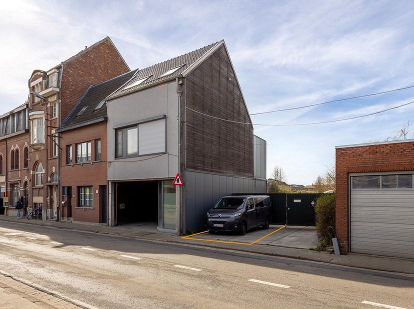 Verscholen in het groene Blaasveld wacht deze smaakvol vernieuwde woning op haar nieuwe bewoners.<br />
Dankzij de totaalrenovatie geniet u hier van e