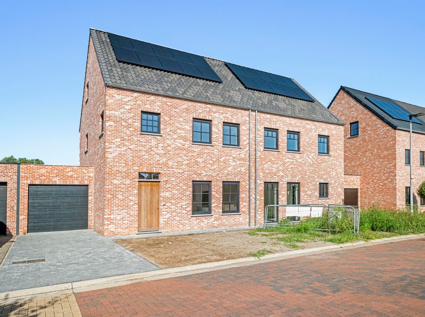 Deze moderne en energiezuinige woning combineert hedendaags wooncomfort met een hoogwaardige afwerking en bijzondere aandacht voor detail en duurzaamh
