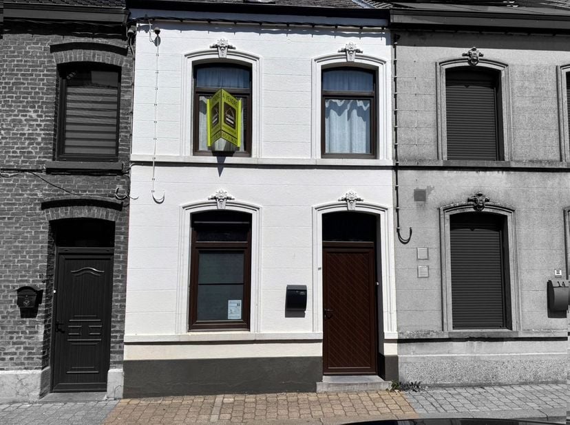 Prix: Offre à partir de 75.000 euros, frais d'agence non inclus et à charge de l'acquéreur. <br />
<br />
Maison à rénover et comprenant: <br />
<b