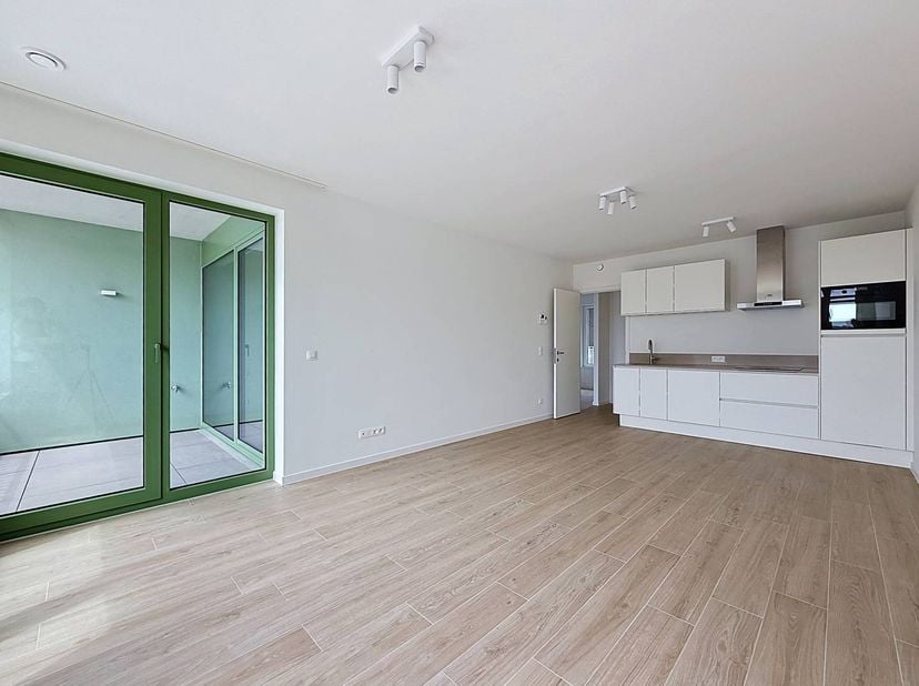 In dit nieuwbouwappartement op de 3e verdieping heeft u een magnifiek panoramisch zicht over het volledig nieuw aangelegde Lobroekplein, in de dynamis