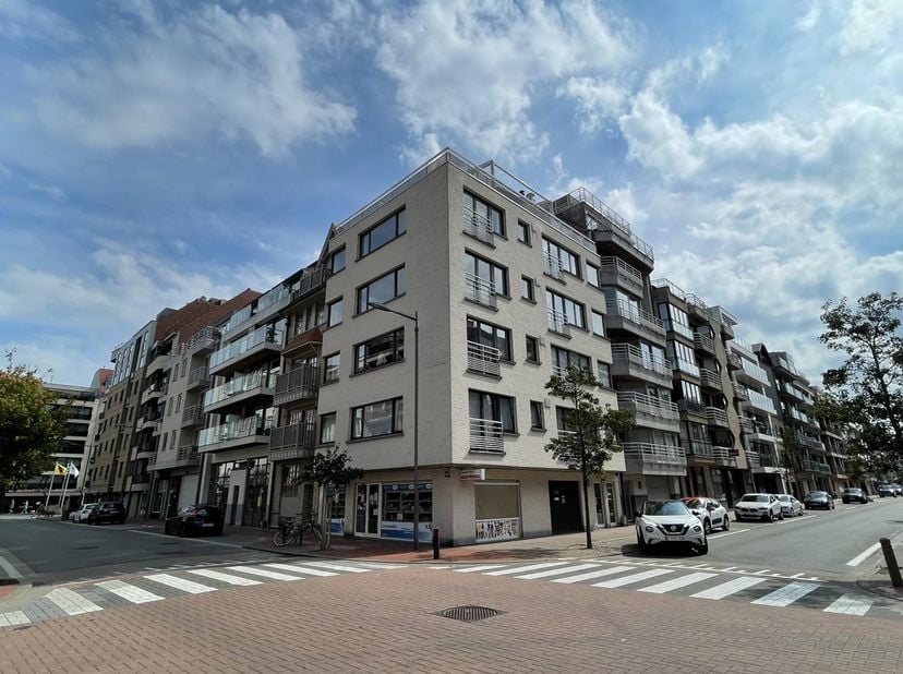 Volledig gerenoveerd appartement gelegen in het centrum van Knokke op wandelafstand van de Zeedijk en het Rubensplein. <br />
indeling als volgt: Inko