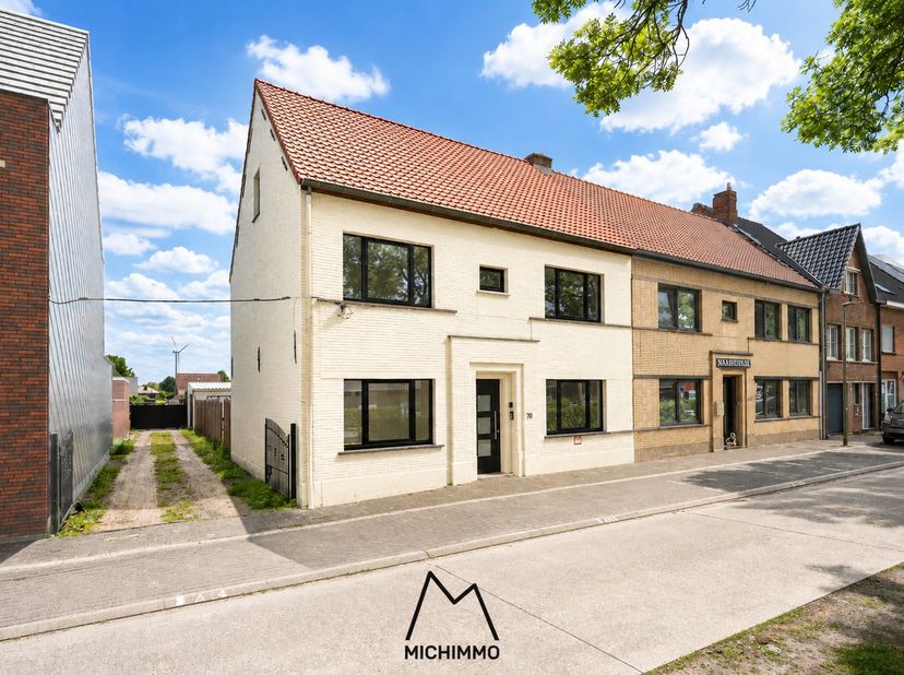 Deze statige, knappe woning - gelegen in de hoofdstraat van Kaprijke - onderging een totaalrenovatie in 2025-2026. Er werd kost noch moeite bespaard i