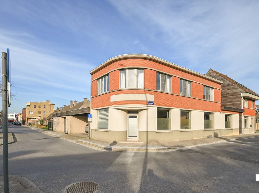 Nabij het centrum van Izegem bevindt zich deze ruime en karaktervolle woning met een bewoonbare oppervlakte van maar liefst 330 m² (volgens EPC-attest