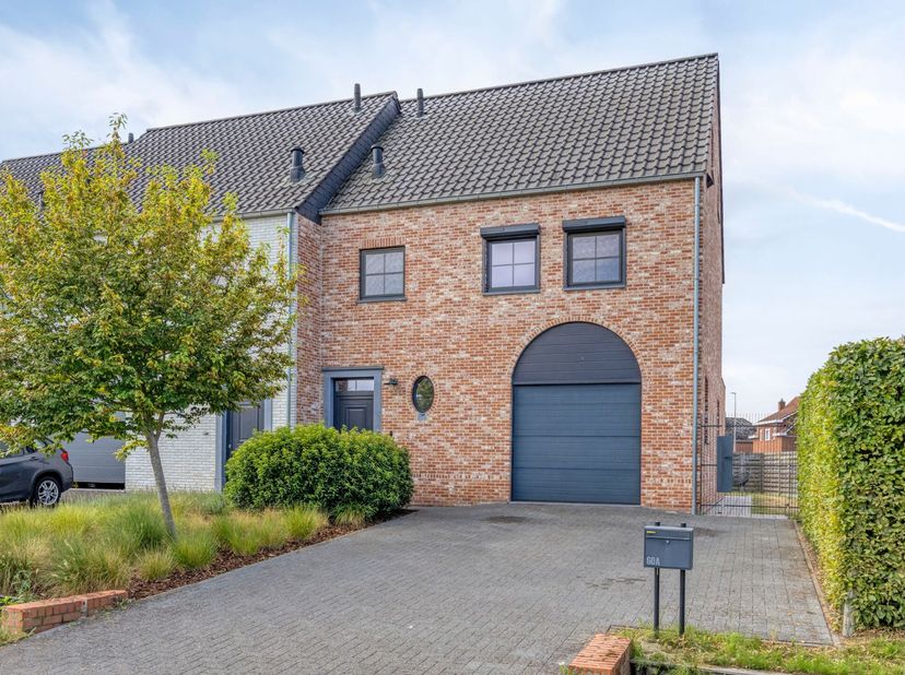 Deze energiezuinige gezinswoning is gelegen in de Makelstraat in het centrum van Veerle-Laakdal.<br />
Alle faciliteiten zoals scholen, winkels en hor