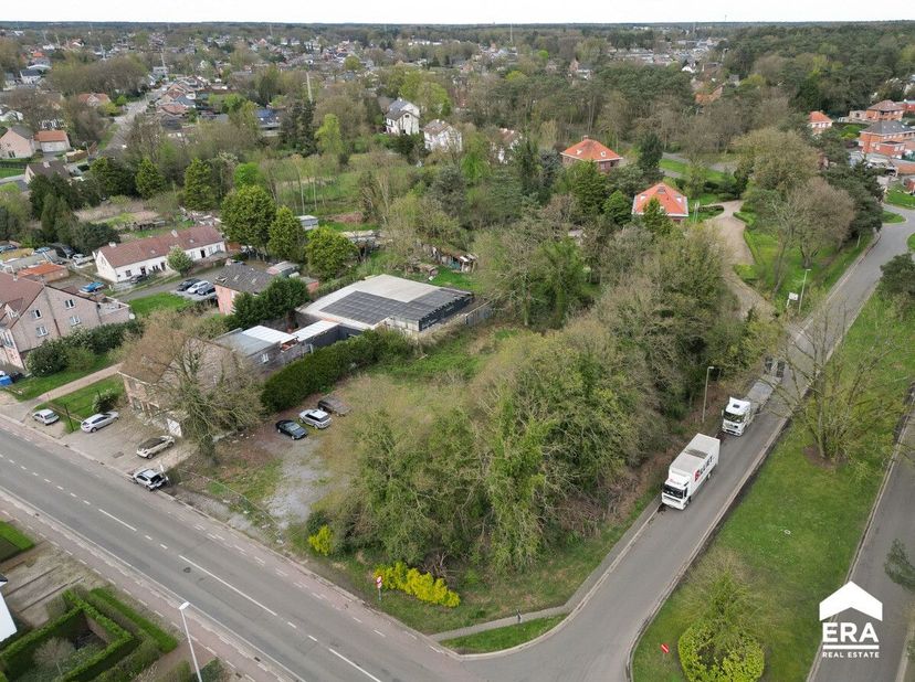 Bouwgrond voor een halfopen bebouwing op een perceel van 7are, met een straatbreedte van ca. 11 meter. Mogelijkheid om naastliggende grond ook mee aan
