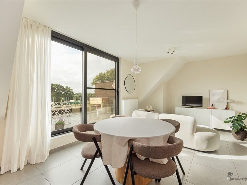 Dit bijzonder aangename en stijlvolle appartement op de derde en bovenste verdieping biedt een mooie combinatie van licht, ruimte en comfort. Het zonn