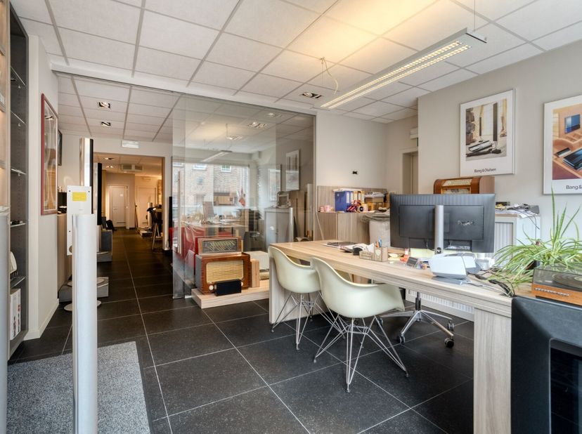 Deze verhuurde handelsruimte / commerciële ruimte van 126 m² is centraal gelegen in Geel, op korte afstand van het stadscentrum en met een vlotte verb