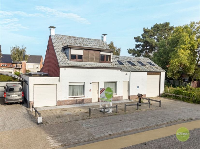 Te renoveren woning met werkplaats in Mol.<br />
<br />
Deze te renoveren en vrijstaande woning gunstig gelegen in Ginderbuiten, op minder dan 2 kil