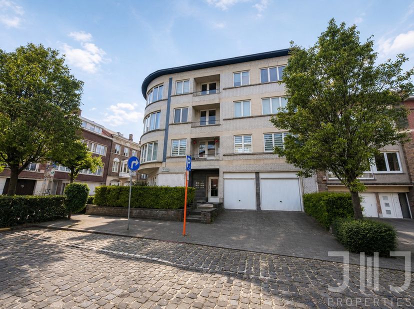 Ideaal gelegen in een rustige en groene straat van Sint-Lambrechts-Woluwe, vlak bij de metrostations Gribaumont en Joséphine-Charlotte, geniet dit app