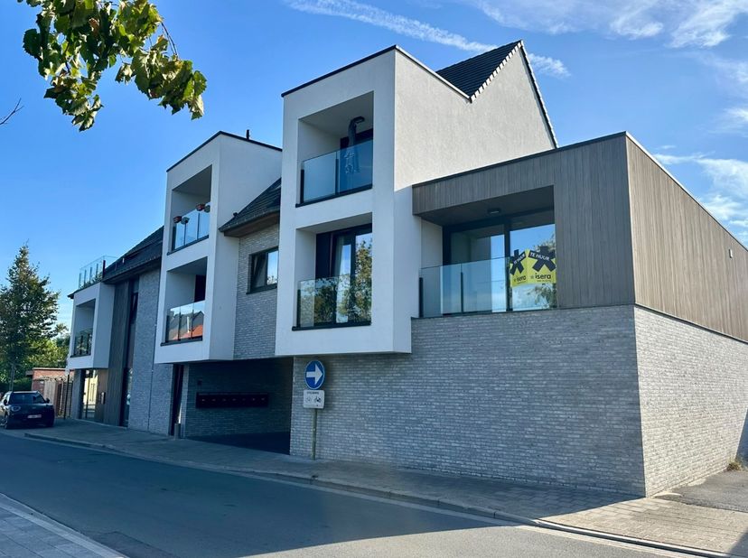 Dit moderne nieuwbouwappartement bevindt zich op een centrale maar zeer rustige locatie te Sint-Andries. Door de mooi aangelegde parking voor de deur,