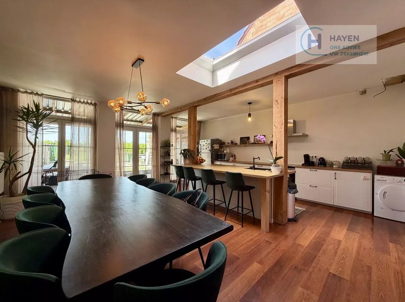 Deze instapklare woning in Bilzen-Hoeselt biedt een ruime bewoonbare oppervlakte van 208 m² en beschikt over 2 comfortabele slaapkamers. De leefruimte