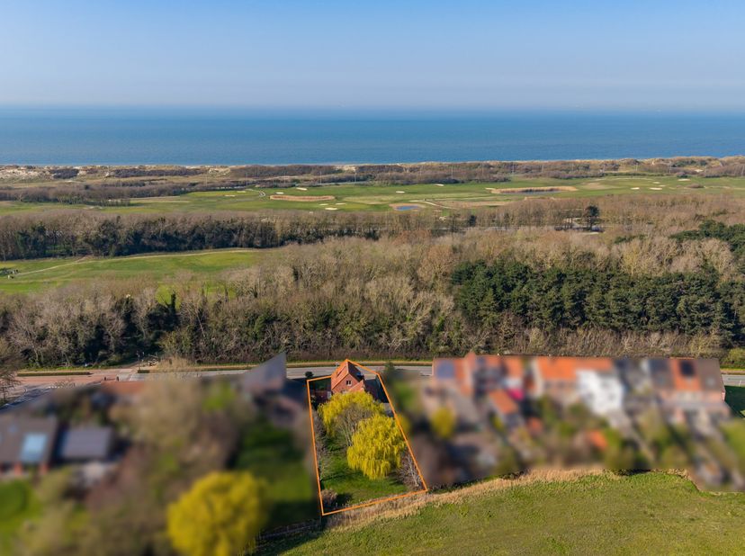Deze charmante woning is gelegen in De Haan en biedt alles wat je nodig hebt voor comfortabel wonen. De woning bevindt zich op een groot perceel, waar