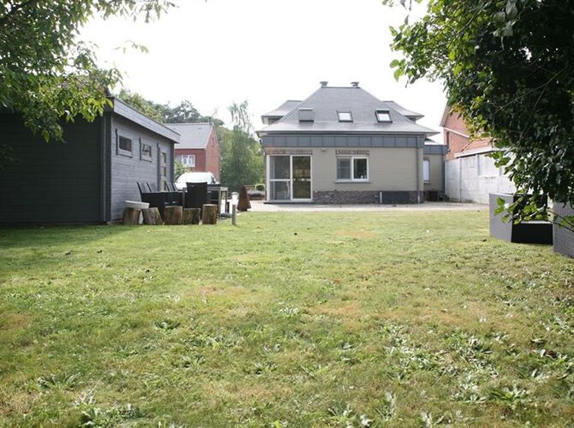 Unieke kans. Gerenoveerde, charmante cottage in bosrijke omgeving, nabij centrum, invalswegen, Abdij van Averbode, station en scholen. Deze mooie woni