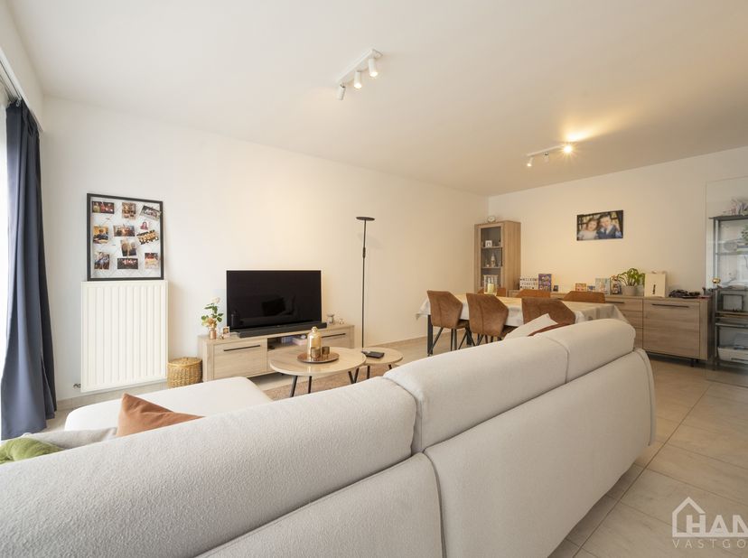 Dit verzorgd en verrassend ruim appartement is zeer praktisch ingedeeld : inkomhal met veiligheidsdeur; lichtrijke woonkamer met aansluitend een geïns
