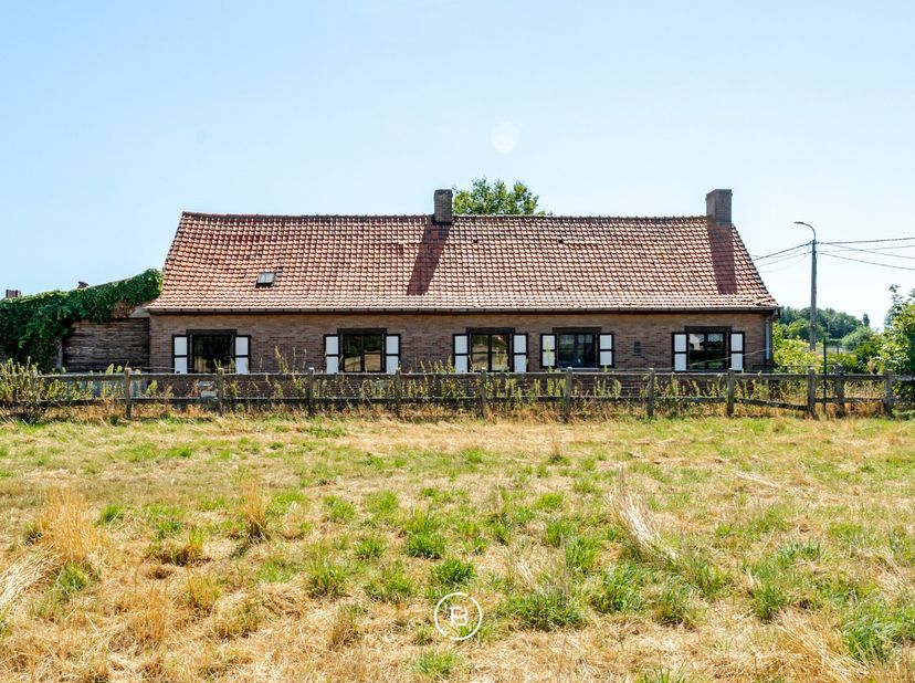 Op een bijzonder rustige locatie in het landelijke Wortegem-Petegem bevindt zich deze voormalige hoeve, vandaag vergund voor particulier wonen. Omring