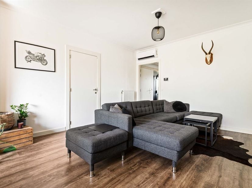 Mooi gerenoveerd appartement met garage<br />
Ligging: pal over de Oude Landen, rustig gelegen nabij Donk, centrum Ekeren achter de hoek, invalsweg na