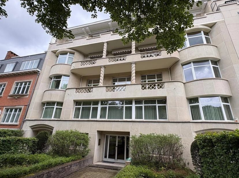Spacieux hall d'entrée avec espace vestiaire et toilettes invités avec lave-mains - parquet chevron<br />
splendides réceptions baignées de lumière -