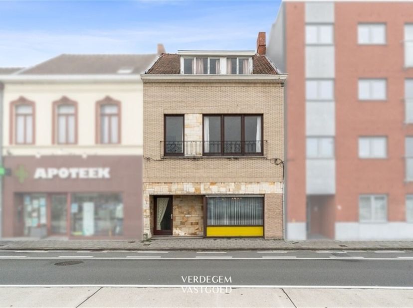 Op een uiterst centrale ligging in het hart van Zelzate bevindt zich deze ruime te renoveren woning met tal van mogelijkheden. <br />
Dankzij het bijz
