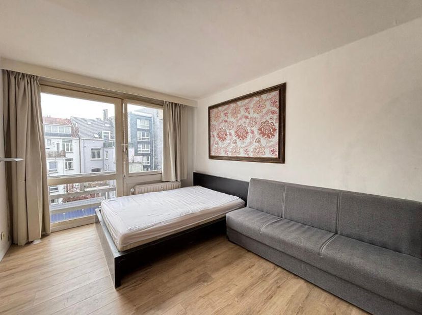 Saint-Gilles, à deux pas de l'avenue Louise et de la Place Stéphanie, des commerces et des transports en commun, studio lumineux de +/- 30m² et offran