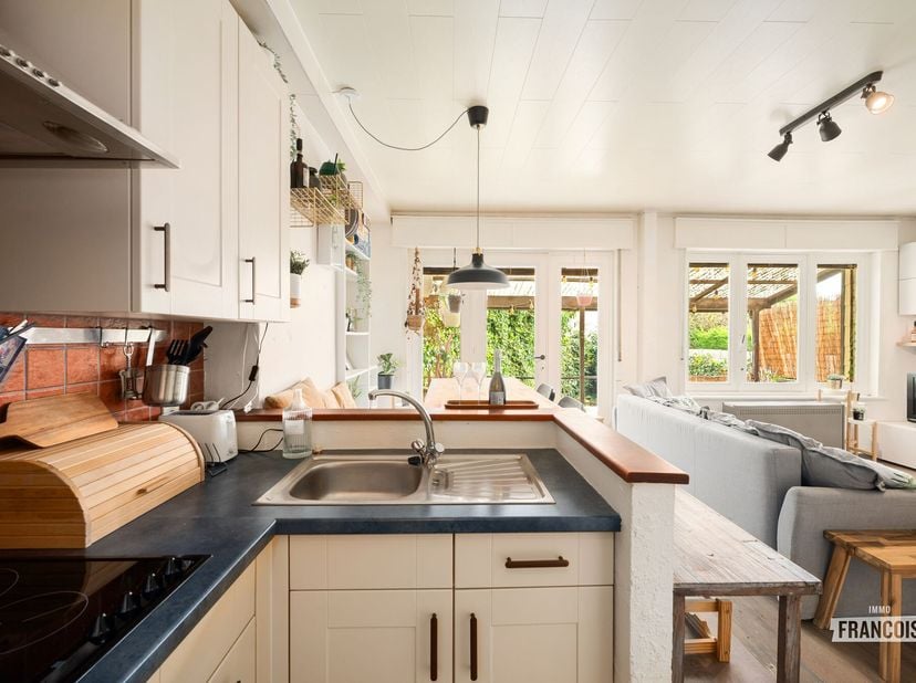 Op zoek naar een betaalbaar tweede verblijf aan zee of een gezellige woonst aan de kust? Deze charmante gelijkvloerse studio van 38 m², gelegen aan de