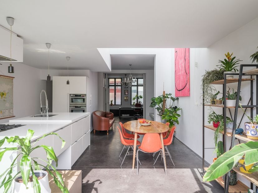 Architecturale burgerwoning naar de hand van Enplus architecten met stadstuin en polyvalente achterbouw op een boogscheut van het stadscentrum.<br />