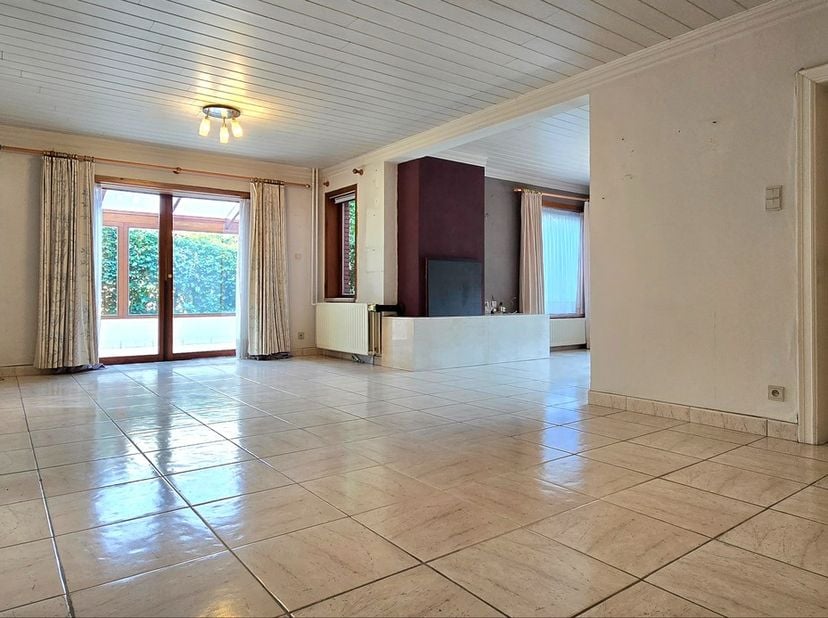 Voor een afspraak bel Kim 0473 72 33 62.<br />
<br />
Te renoveren woning HOB in Lummen centrum.<br />
Belangrijk ! Via de garage in de achterliggende