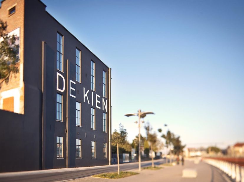 Vlakbij de Leieboorden vinden we deze top-afgewerkte kantoorruimte terug met een oppervlakte van 750m².<br />
Kantoorruimte / multifunctionele ruimte