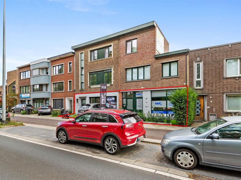 Riant sportcomplex/commerciële ruimte/kantoor (775m²) biedt tal van mogelijkheden op centrale ligging te Mortsel! <br />
Omschrijving: Riant sportcomp