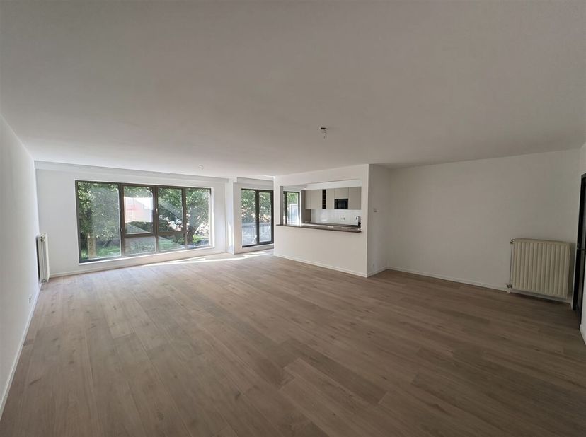 Prachtig 3-slaapkamer appartement op rustige locatie <br />
Ligging: <br />
Het appartement is gelegen in Brasschaat, op een rustige locatie. Naburige