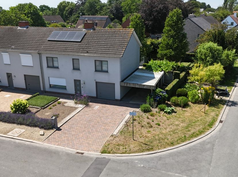 Bent u op zoek naar een woning waar ruimte, comfort en een verzorgde afwerking samenkomen? Dan is deze extreem verzorgde gezinswoning beslist een bezo