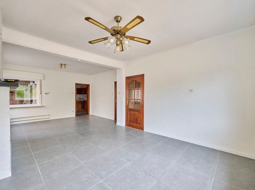 Ideale starterswoning met renovatiepotentieel op ruim perceel van 600 m² in Lommel!<br />
Op zoek naar een betaalbare woning die u volledig naar eigen