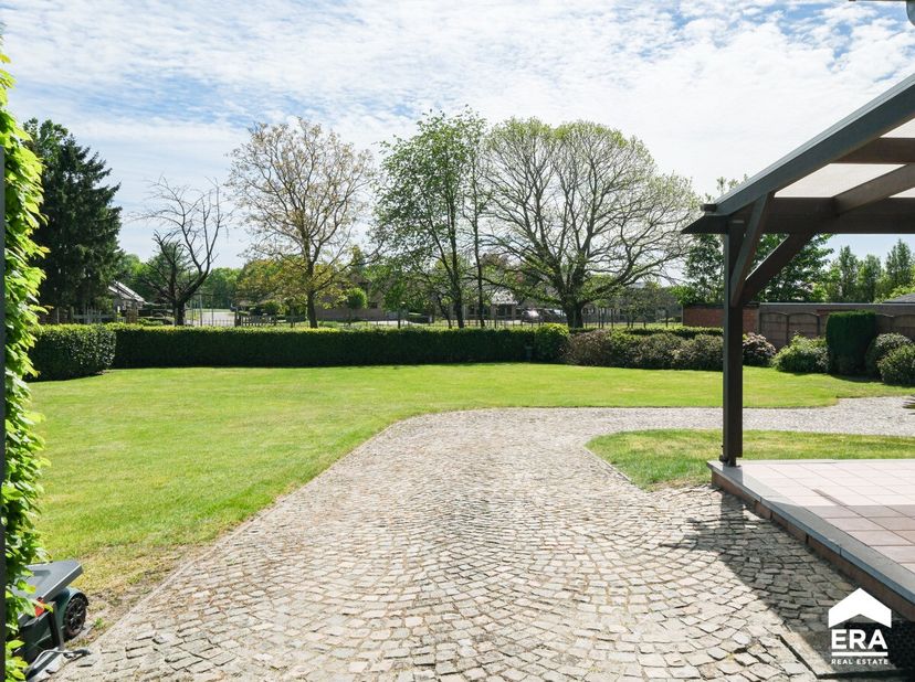 Gelijkvloerse woning met ruime tuin op wandelafstand van centrum Zonhoven. Deze charmante woning uit 1975 is gelegen op een ruim perceel van ca. 22 ar