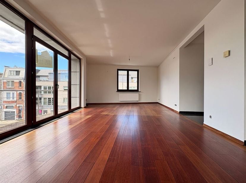 Ruim appartement in hartje centrum<br />
Dit ruime appartement, op de 2de verdieping (met lift), is gelegen in een standingvolle kleinschalige residen