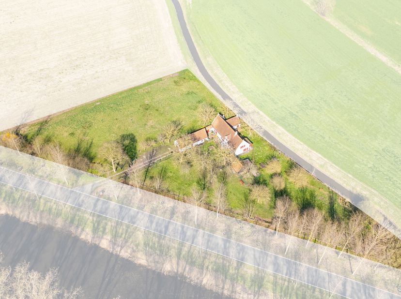 Het landhuis is gelegen langs de oevers van het Damse stuk van het Leopoldkanaal tussen de charmante polderdorpen Moerkerke en Oostkerke.<br />
De typ