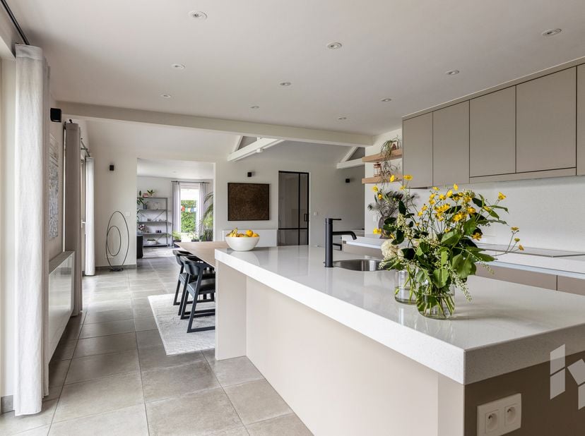 Ruime vrijstaande en instapklare woning (239 m²) gelegen op een perceel van 1147 m² in een rustige, bosrijke omgeving in het villapark van Lommel nabi
