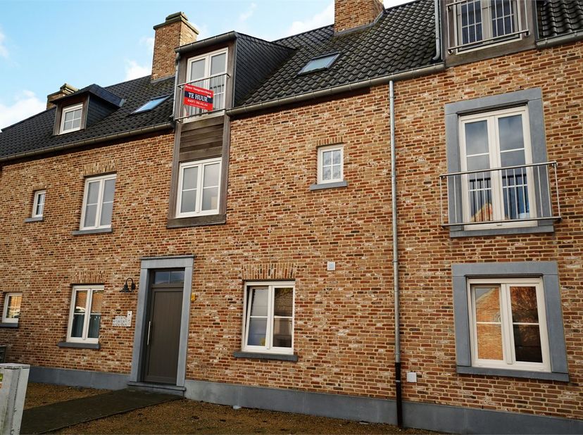 Instapklaar dakappartement in centrum Vorst-Laakdal, op 5 minuten van oprit 24 E313 Antwerpen/ Hasselt. Inkomhal, gastentoilet, living die aansluit op