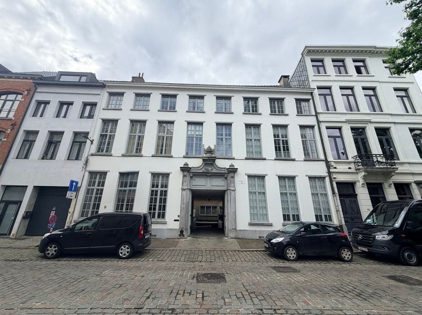 Prachtig 1-slaapkamer duplex appartement te huur met terras in hartje Antwerpen!<br />
Ligging: Zeer centraal gelegen vlakbij winkels, scholen en open